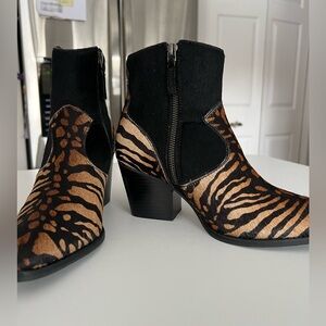 Johnston & Murphy women’s black/gold zebra ankle boots. Size 6.5.